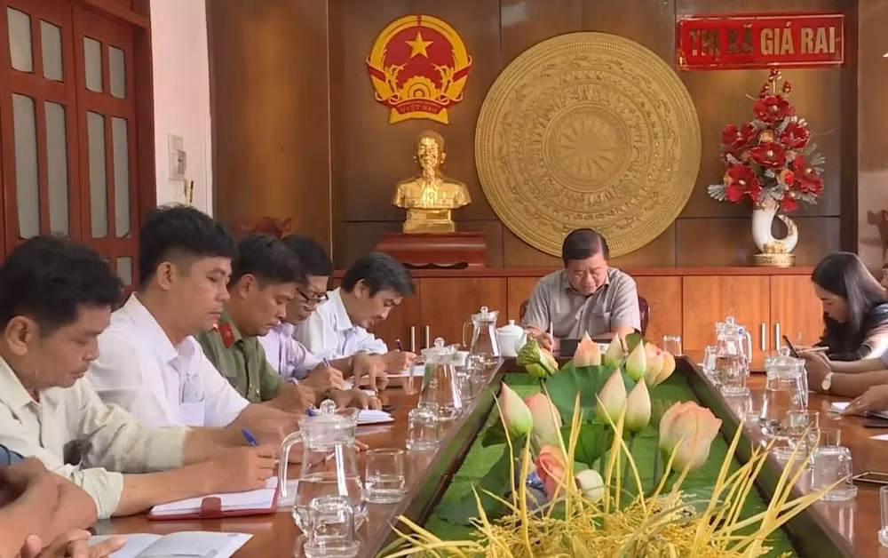Chủ tịch Ủy ban nhân dân thị xã Giá Rai họp khẩn đề ra biện pháp khắc phục hậu quả vụ sạt lở. Chủ tịch Ủy ban nhân dân thị xã Giá Rai họp khẩn đề ra biện pháp khắc phục hậu quả vụ sạt lở.