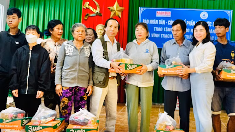 Dịp Tết Nguyên đán 2024, Văn phòng đại diện Báo Nhân Dân tại Bạc Liêu phối hợp Công ty cổ phần cấp nước Bạc Liêu trao tặng quà cho 100 hộ Khmer khó khăn ở xã Vĩnh Trạch Đông, thành phố Bạc Liêu. Dịp Tết Nguyên đán 2024, Văn phòng đại diện Báo Nhân Dân tại Bạc Liêu phối hợp Công ty cổ phần cấp nước Bạc Liêu trao tặng quà cho 100 hộ Khmer khó khăn ở xã Vĩnh Trạch Đông, thành phố Bạc Liêu.