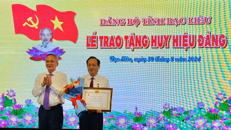 Đồng chí Lữ Văn Hùng, Ủy viên Trung ương Đảng, Bí thư Tỉnh ủy Bạc Liêu trao Huy hiệu 30 năm tuổi Đảng cho đồng chí Phạm Văn Thiều, Phó Bí thư Tỉnh ủy, Chủ tịch Ủy ban nhân dân tỉnh Bạc Liêu. Ảnh: TRỌNG DUY