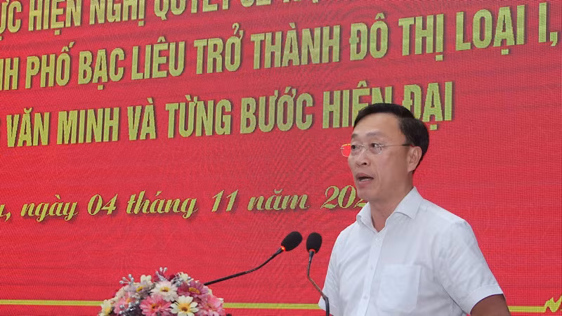 Đồng chí Huỳnh Hữu Trí, Phó Chủ tịch Thường trực Ủy ban nhân dân tỉnh Bạc Liêu, phát biểu ý kiến tại Hội nghị. Đồng chí Huỳnh Hữu Trí, Phó Chủ tịch Thường trực Ủy ban nhân dân tỉnh Bạc Liêu, phát biểu ý kiến tại Hội nghị.