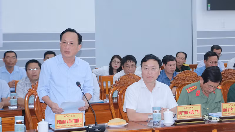 Chủ tịch Ủy ban nhân dân tỉnh Bạc Liêu Phạm Văn Thiều báo cáo tình hình sạt lở tại Bạc Liêu. Chủ tịch Ủy ban nhân dân tỉnh Bạc Liêu Phạm Văn Thiều báo cáo tình hình sạt lở tại Bạc Liêu.