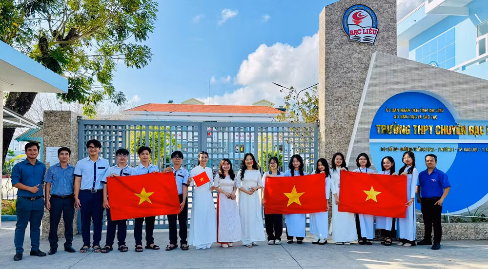 Thầy và trò Trường Trung học phổ thông Chuyên Bạc Liêu đón mừng 50 năm Ngày Giải phóng hoàn toàn miền nam, thống nhất đất nước. (Ảnh: TRỌNG DUY) Thầy và trò Trường Trung học phổ thông Chuyên Bạc Liêu đón mừng 50 năm Ngày Giải phóng hoàn toàn miền nam, thống nhất đất nước. (Ảnh: TRỌNG DUY)