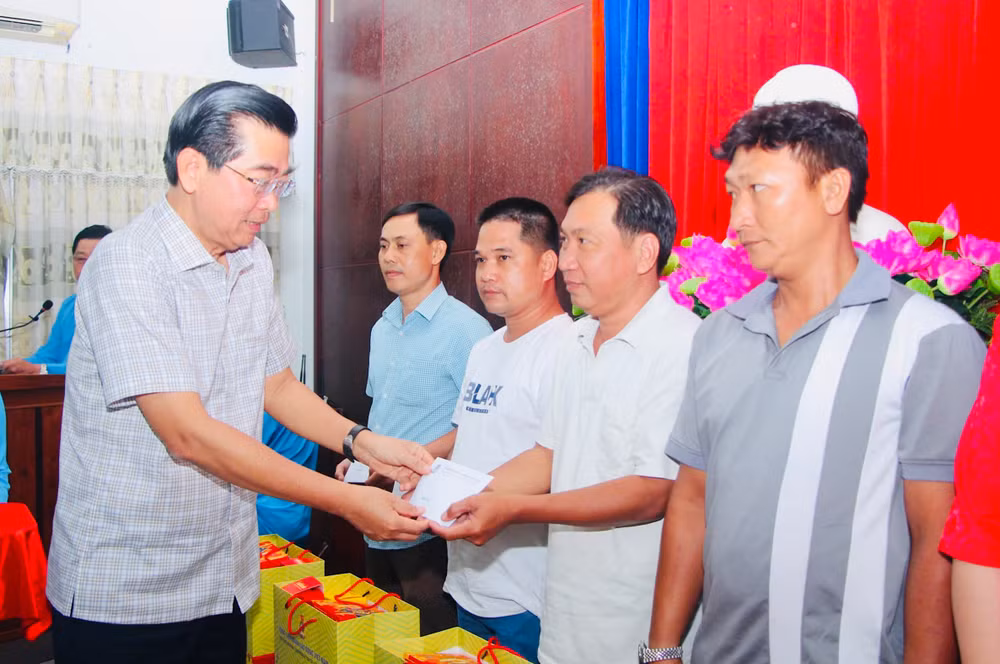 Đồng chí Võ Văn Dũng, Ủy viên Trung ương Đảng, Phó Trưởng ban Thường trực Ban Nội chính Trung ương, nguyên Bí thư Tỉnh ủy Bạc Liêu, thăm, tặng quà các gia đình chính sách ở xã Ninh Thạnh Lợi (huyện Hồng Dân) và tặng quà Tết cho công nhân, người lao động tại Bạc Liêu. 