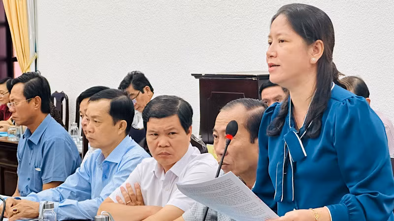 Chủ tịch Ủy ban nhân dân thành phố Bạc Liêu Lê Kim Thúy nêu rõ các biện pháp xử lý, giải quyết những vụ việc sai phạm, bất cập tại một số khu dân cư tại thành phố. (Ảnh: Trọng Duy)