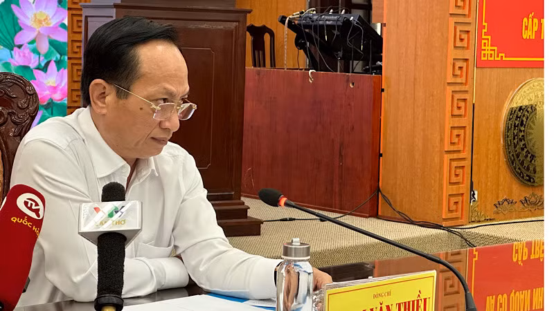 Chủ tịch Ủy ban nhân dân tỉnh Bạc Liêu Phạm Văn Thiều lắng nghe các ý kiến bức xúc của các doanh nghiệp, đồng thời chỉ đạo kiên quyết tháo gỡ khó khăn, vướng mắc, không để tình trạng "gây khó" các doanh nghiệp.