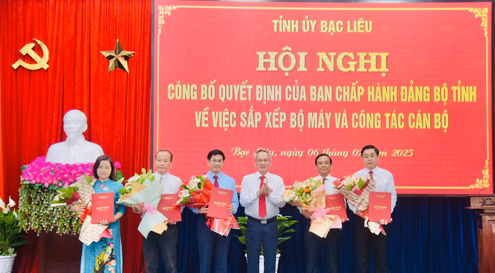 Bí thư Tỉnh ủy Bạc Liêu Lữ Văn Hùng trao quyết định và tặng hoa các Trưởng, Phó Ban Tuyên giáo và Dân vận Tỉnh ủy Bạc Liêu. (Ảnh: TRỌNG DUY)