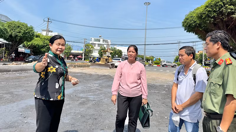 Lãnh đạo Tổ công tác của Ủy ban nhân dân tỉnh Bạc Liêu đến tận hiện trường gặp gỡ, trao đổi trực tiếp với gia đình hộ bà Nguyễn Thị Hường để giải quyết dứt điểm vụ việc khiếu nại kéo dài. 