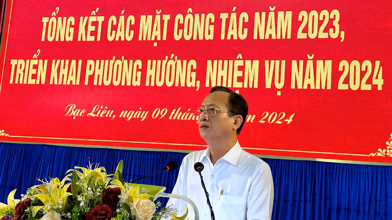 Đồng chí Phạm Văn Thiều, Phó Bí thư Tỉnh ủy, Chủ tịch Ủy ban nhân dân tỉnh Bạc Liêu nêu bật những cố gắng và những thành tựu đạt được và cả những mặt hạn chế của tỉnh trong năm 2023. (Ảnh: TRỌNG DUY)