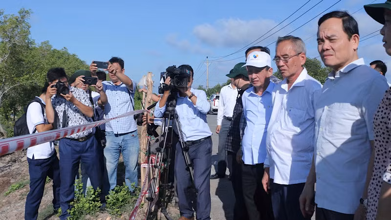 Phó Thủ tướng Trần Lưu Quang kiểm tra, chỉ đạo khắc phục tại vùng ven biển Bạc Liêu.