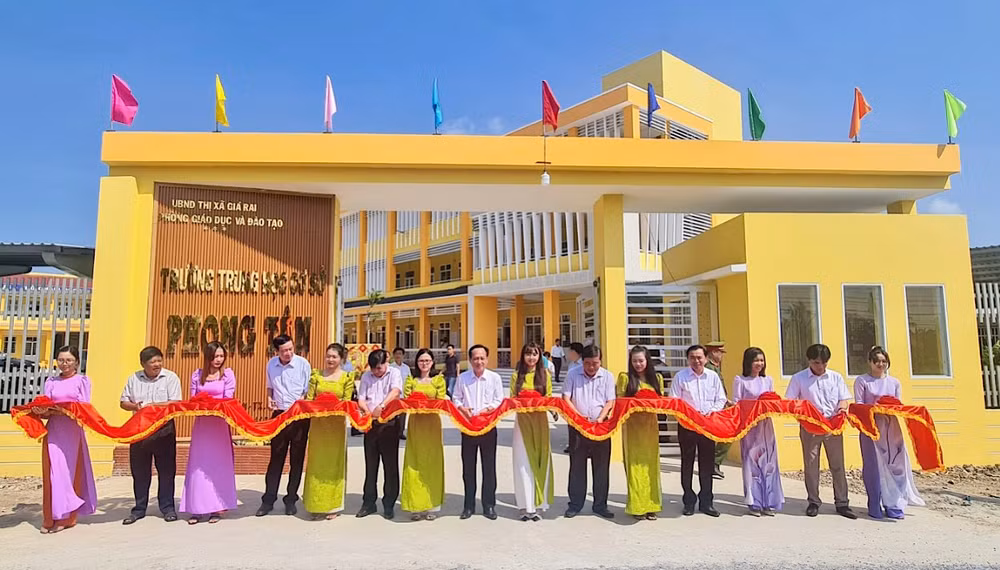 Lãnh đạo tỉnh Bạc Liêu và thị xã Giá Rai dự lễ và cắt băng khánh thành. Ảnh: MINH ĐẠT