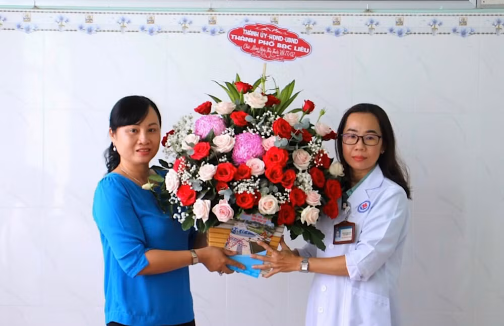 Phó Chủ tịch Ủy ban nhân dân thành phố Bạc Liêu Đỗ Ái Lam thăm, tặng hoa lãnh đạo Trạm Y tế phường 5, thành phố Bạc Liêu.
