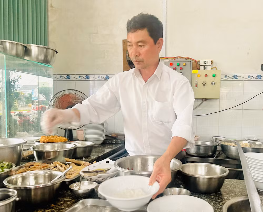 Anh Tuyến, chủ quán phở có thương hiệu "Phở Hà Nội Thịnh Đạt" rất nổi tiếng tại thành phố Bạc Liêu nhiều năm qua, luôn rất đông khách. Anh Tuyến cho biết, quán phở của anh rất chú trọng chất lượng và an toàn thực phẩm. (Ảnh: TRỌNG DUY). Anh Tuyến, chủ quán phở có thương hiệu "Phở Hà Nội Thịnh Đạt" rất nổi tiếng tại thành phố Bạc Liêu nhiều năm qua, luôn rất đông khách. Anh Tuyến cho biết, quán phở của anh rất chú trọng chất lượng và an toàn thực phẩm. (Ảnh: TRỌNG DUY).
