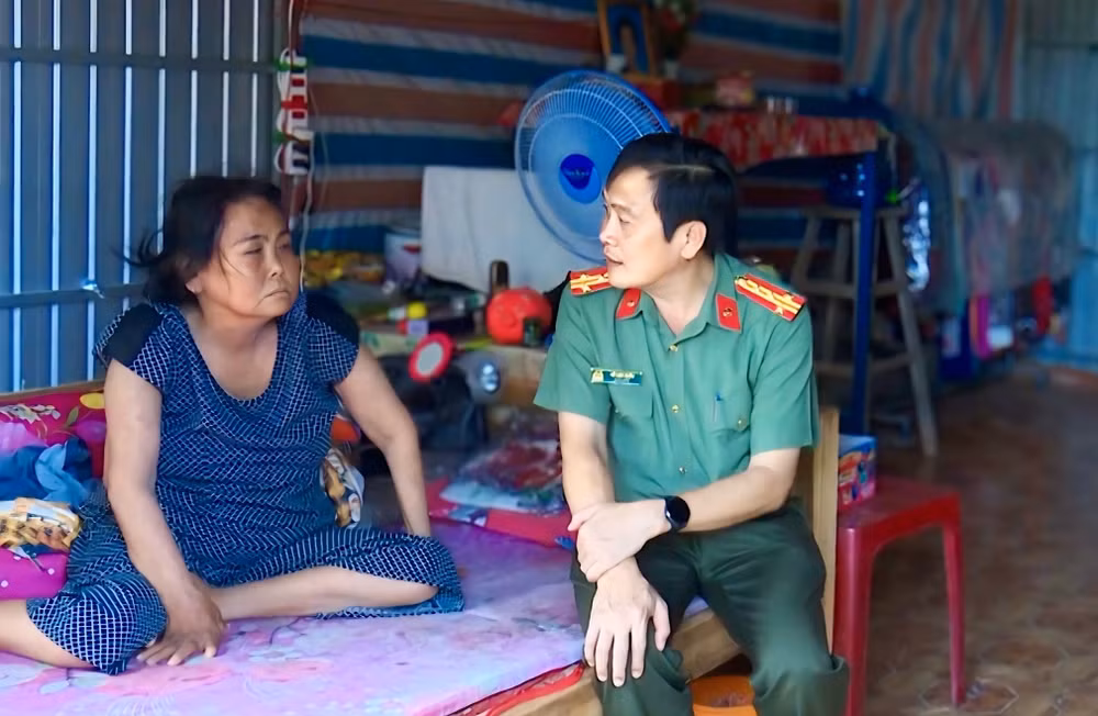 Đại tá Hồ Việt Triều, Giám đốc Công an tỉnh Bạc Liêu trực tiếp khảo sát các hộ khó khăn về nhà ở trong tỉnh để trình Bộ Công an hỗ trợ. 