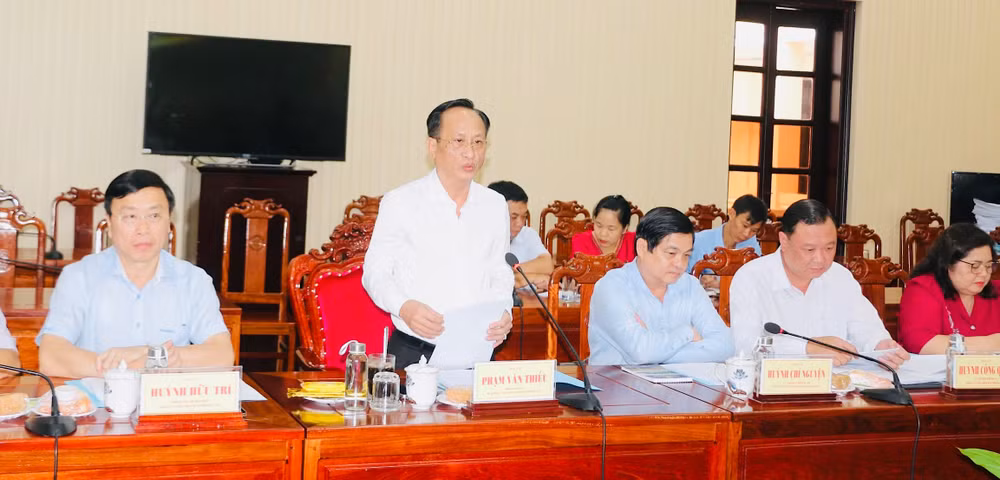 Đồng chí Phạm Văn Thiều, Bí thư Đảng ủy, Chủ tịch Ủy ban nhân dân tỉnh Bạc Liêu báo cáo với Đoàn công tác Trung ương. 