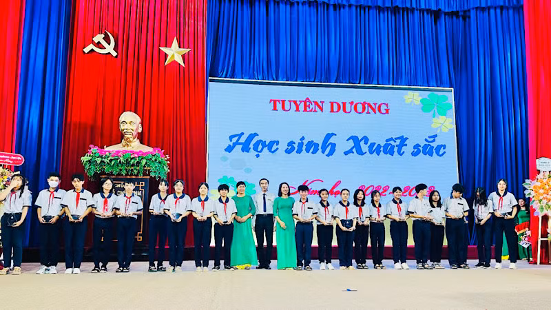 Trường THCS Lê Thị Cẩm Lệ (TP Bạc Liêu) động viên, khen thưởng thời những học sinh xuất sắc, năm học 2022-2023. Trường THCS Lê Thị Cẩm Lệ (TP Bạc Liêu) động viên, khen thưởng thời những học sinh xuất sắc, năm học 2022-2023.