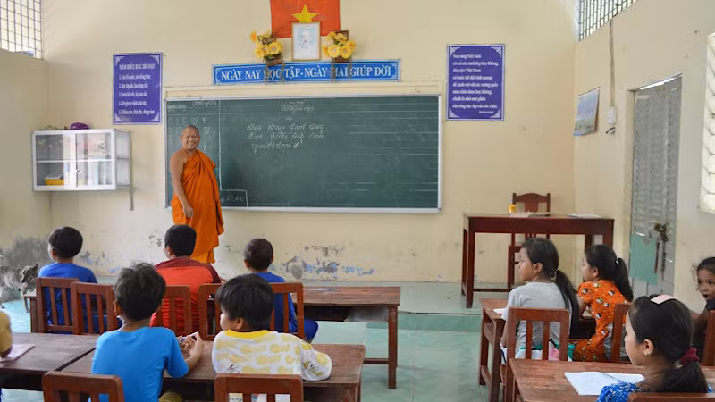 Thượng tọa Tăng Sa Vông, trụ trì chùa Khmer ở ấp Cái Giá (xã Hưng Hội) từ nhiều năm nay rất tích cực dạy chữ Khmer miễn phí cho con em trong xã. (Ảnh: TRỌNG DUY)