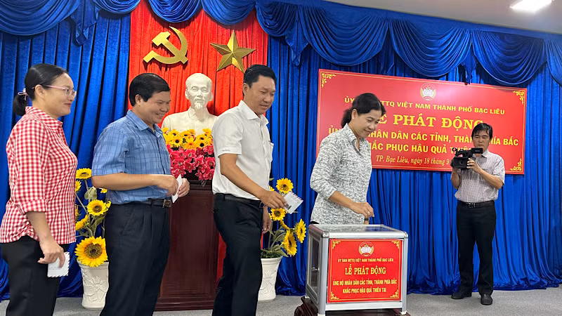 Các đồng chí trong Thường trực Thành ủy Bạc Liêu (tỉnh Bạc Liêu) gương mẫu đi đầu trong việc đóng góp ủng hộ nhân dân các tỉnh miền bắc bị thiệt hại nặng nề do thiên tai. (Ảnh: TRỌNG DUY)