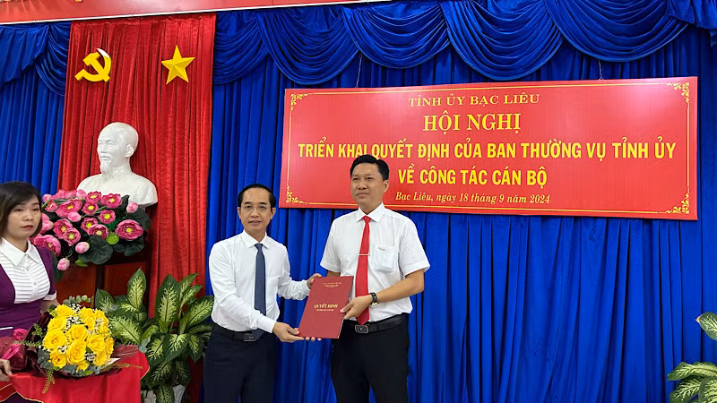 Đồng chí Trưởng Ban Tổ chức Tỉnh ủy Bạc Liêu trao quyết định của Ban Thường vụ Tỉnh ủy Bạc Liêu cho đồng chí Ngô Hiếu Dân giữ chức Phó Bí thư Thành ủy Bạc Liêu. (Ảnh: TRỌNG DUY) Đồng chí Trưởng Ban Tổ chức Tỉnh ủy Bạc Liêu trao quyết định của Ban Thường vụ Tỉnh ủy Bạc Liêu cho đồng chí Ngô Hiếu Dân giữ chức Phó Bí thư Thành ủy Bạc Liêu. (Ảnh: TRỌNG DUY)