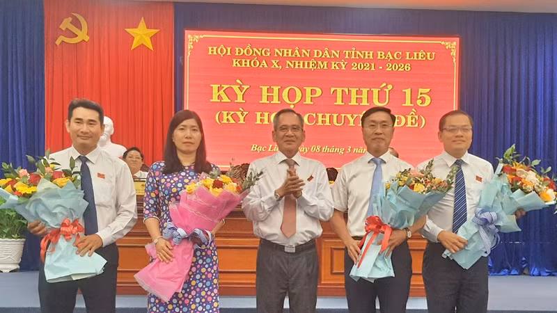 Đồng chí Lữ Văn Hùng, Bí thư Tỉnh ủy, Chủ tịch Hội đồng nhân dân tỉnh Bạc Liêu tặng hoa chúc mừng hai tân Phó Chủ tịch Ủy ban nhân dân tỉnh (từ trái sang phải là đồng chí Huỳnh Hữu Trí và Ngô Vũ Thăng).
