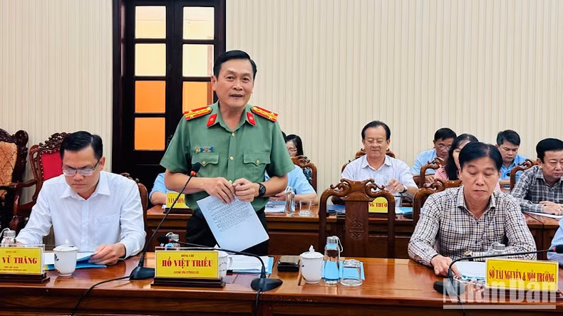 Đại tá Hồ Việt Triều, Giám đốc Công an tỉnh Bạc Liêu, trả lời câu hỏi của phóng viên Báo Nhân Dân tại cuộc họp báo của Ủy ban nhân tỉnh về việc làm rõ một số vụ sai phạm nghiêm trọng tại địa phương gần đây. (Ảnh: TRỌNG DUY) Đại tá Hồ Việt Triều, Giám đốc Công an tỉnh Bạc Liêu, trả lời câu hỏi của phóng viên Báo Nhân Dân tại cuộc họp báo của Ủy ban nhân tỉnh về việc làm rõ một số vụ sai phạm nghiêm trọng tại địa phương gần đây. (Ảnh: TRỌNG DUY)