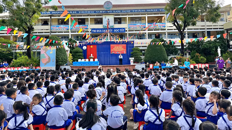 Quang cảnh Trường tiểu học Phùng Ngọc Liêm (thành phố Bạc Liêu) tại lễ đón nhận ấn phẩm đặc biệt phụ san Cột cờ Hà Nội, do Báo Nhân Dân thực hiện và trao tặng. Quang cảnh Trường tiểu học Phùng Ngọc Liêm (thành phố Bạc Liêu) tại lễ đón nhận ấn phẩm đặc biệt phụ san Cột cờ Hà Nội, do Báo Nhân Dân thực hiện và trao tặng.
