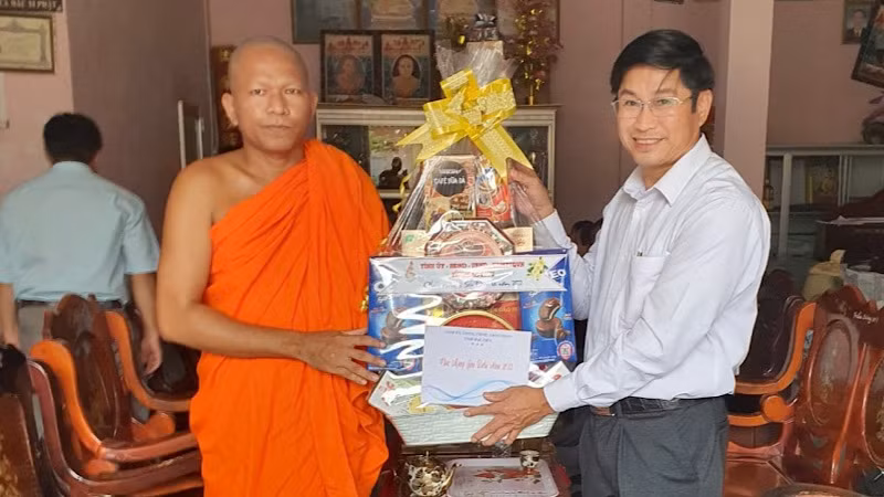 Đồng chí Tạ Trung Dũng, Thường trực Tỉnh ủy Bạc Liêu, tặng quà các vị sư tại các chùa của đồng bào Khmer ở Hồng Dân - huyện vùng sâu của Bạc Liêu. Đồng chí Tạ Trung Dũng, Thường trực Tỉnh ủy Bạc Liêu, tặng quà các vị sư tại các chùa của đồng bào Khmer ở Hồng Dân - huyện vùng sâu của Bạc Liêu.
