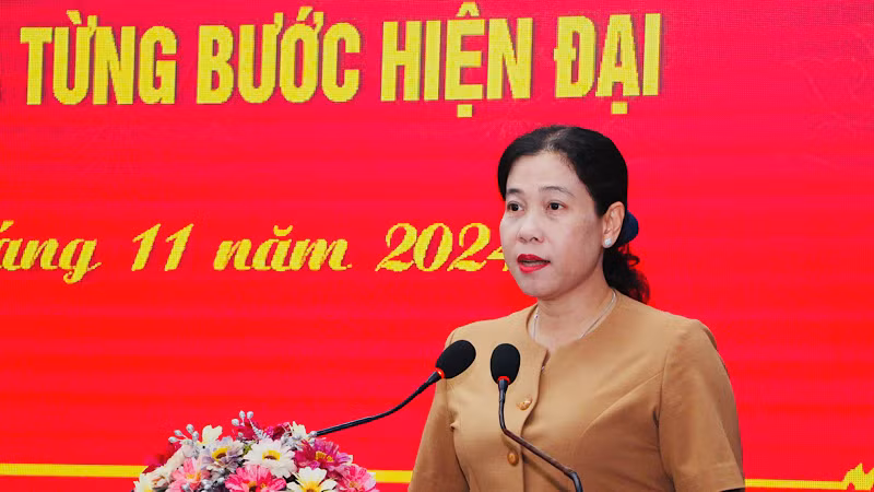 Bí thư Thành ủy Bạc Liêu Tô Việt Thu báo cáo những kết quả và hạn chế sau 3 năm thực hiện nghị quyết của Tỉnh ủy Bạc Liêu. Bí thư Thành ủy Bạc Liêu Tô Việt Thu báo cáo những kết quả và hạn chế sau 3 năm thực hiện nghị quyết của Tỉnh ủy Bạc Liêu.