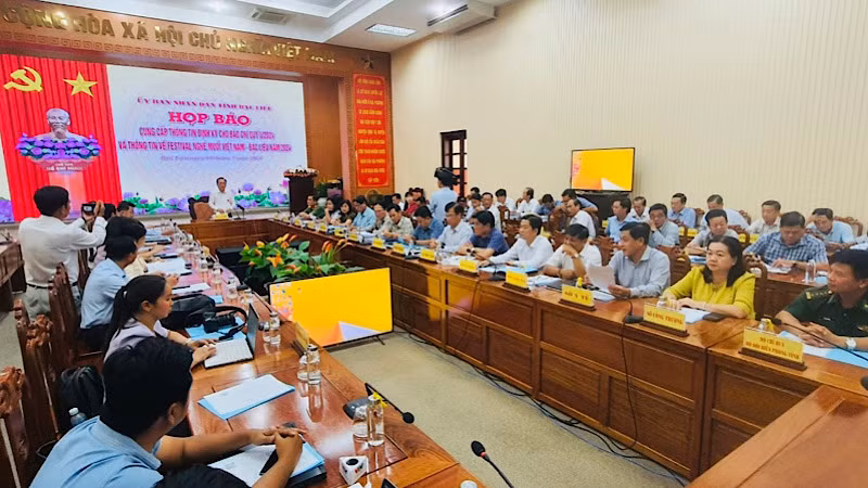 Quang cảnh buổi họp báo. Quang cảnh buổi họp báo.