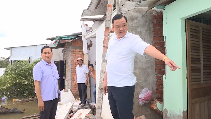 Bí thư Thị ủy Giá Rai Huỳnh Công Quân đến hiện trường kiểm tra, chỉ đạo khắc phục vụ hậu quả sạt lở.