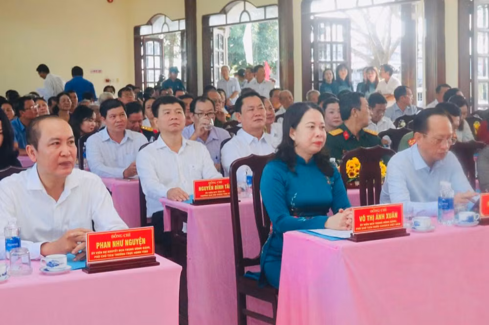 Đông đảo cán bộ, nhân dân đến dự ngày hội. Đông đảo cán bộ, nhân dân đến dự ngày hội.