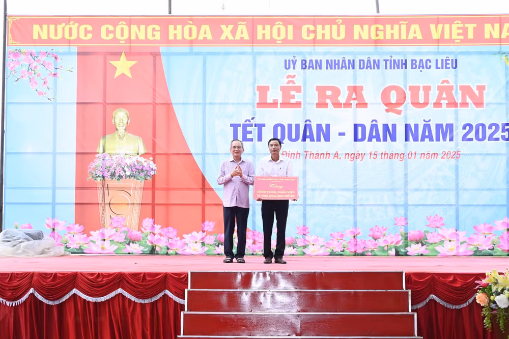 Bí thư Tỉnh ủy Bạc Liêu Lữ Văn Hùng động viên, khích lệ các đơn vị thuộc huyện Đông Hải nỗ lực xây dựng nông thôn mới của địa phương ngày một tốt hơn. (Ảnh: VĂN ĐÔNG)