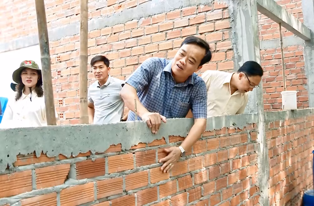 Phó Bí thư Thường trực Tỉnh ủy Bạc Liêu Huỳnh Quốc Việt kiểm tra việc xây dựng nhà cho hộ nghèo trên địa bàn tỉnh.