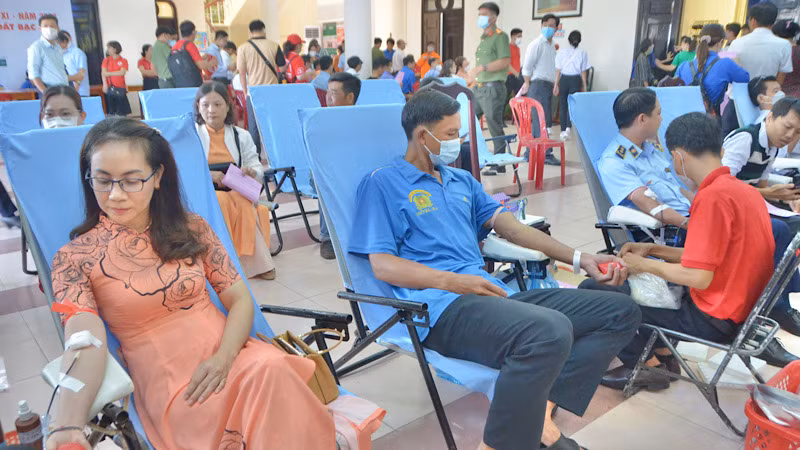 Cán bộ, công chức, viên chức tỉnh Bạc Liêu tham gia hiến máu tình nguyện.