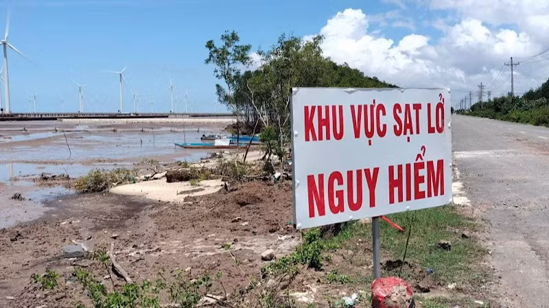 Điểm sạt lở đê biển xã Vĩnh Trạch Đông, thành phố Bạc Liêu, tỉnh Bạc Liêu. Điểm sạt lở đê biển xã Vĩnh Trạch Đông, thành phố Bạc Liêu, tỉnh Bạc Liêu.