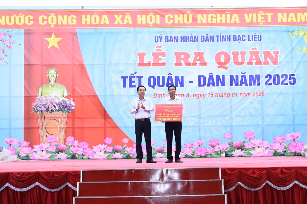 Đại diện Mặt trận Tổ quốc Việt Nam tỉnh Bạc Liêu trao tặng cơ sở thuộc huyện Đông Hải 170 triệu đồng, góp phần xây dựng cầu nông thôn và tặng quà Tết cho một số hộ dân khó khăn (Ảnh:VĂN ĐÔNG).