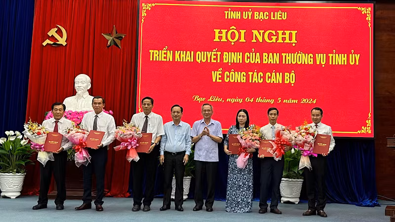 Các đồng chí Bí thư Tỉnh ủy và Chủ tịch Ủy ban nhân dân tỉnh Bạc Liêu trao quyết định, tặng hoa chúc mừng các cán bộ được điều động, luân chuyển, đề bạt trong đợt này. Ảnh: TRỌNG DUY