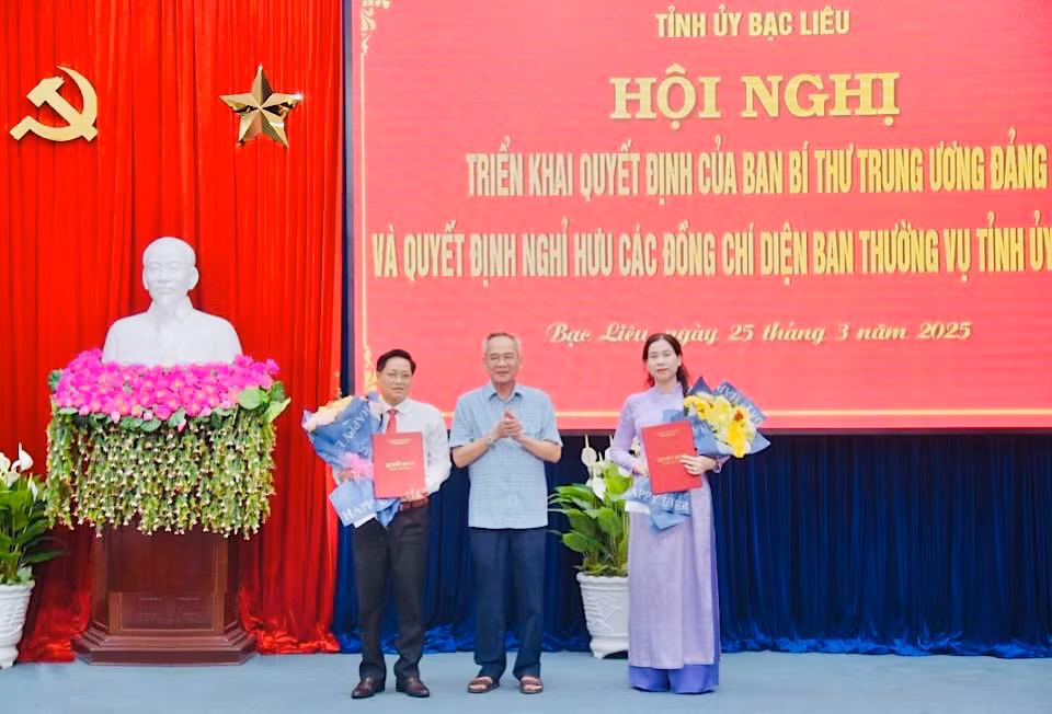 Bí thư Tỉnh ủy Bạc Liêu Lữ Văn Hùng chúc mừng 2 đồng chí Tô Việt Thu và Bùi Tấn Bảy vừa nhận quyết định chuẩn y của Ban Bí thư Trung ương Đảng tham gia Ban Thường vụ Tỉnh ủy Bạc Liêu, nhiệm kỳ 2020-2025.