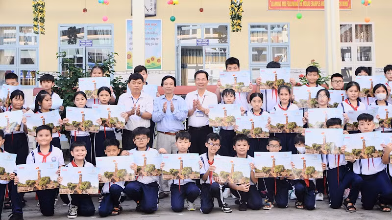 Thầy giáo Trần Văn Sơn, Bí thư Chi bộ, Hiệu trưởng Trường tiểu học Kim Đồng (thành phố Bạc Liêu) và Trưởng Văn phòng đại diện Báo Nhân Dân tại Bạc Liêu trao ấn phẩm đặc biệt phụ san Cột cờ Hà Nội cho các em học sinh. Thầy giáo Trần Văn Sơn, Bí thư Chi bộ, Hiệu trưởng Trường tiểu học Kim Đồng (thành phố Bạc Liêu) và Trưởng Văn phòng đại diện Báo Nhân Dân tại Bạc Liêu trao ấn phẩm đặc biệt phụ san Cột cờ Hà Nội cho các em học sinh.