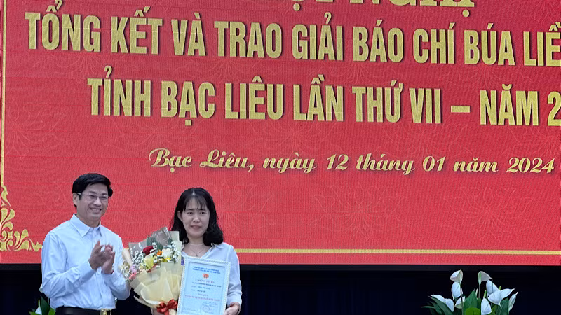 Đồng chí Tạ Trung Dũng, Trưởng Ban Tuyên giáo Tỉnh ủy Bạc Liêu trao giải Nhất cho tác giả Kim Phượng (phóng viên Báo Bạc Liêu) đoạt giải báo chí "Búa liềm vàng" của tỉnh năm 2023. (Ảnh: TRỌNG DUY)