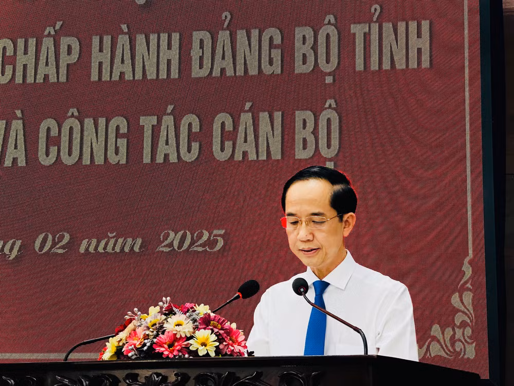 Đồng chí Hồ Thanh Thủy, Trưởng Ban Tổ chức Tỉnh ủy Bạc Liêu công bố các quyết định của Ban Thường vụ Tỉnh ủy về việc sắp xếp bộ máy và công tác cán bộ.