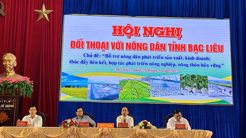Lãnh đạo chủ chốt tỉnh Bạc Liêu dự hội nghị đối thoại với nông dân. (Ảnh Trọng Duy).