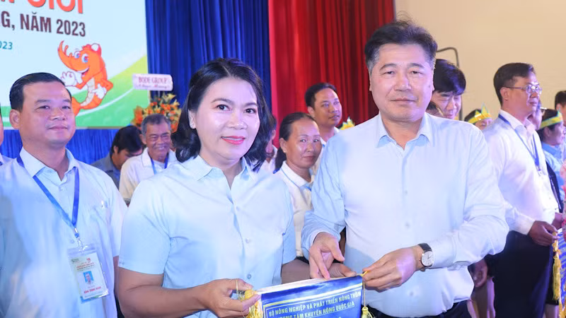 Ông Lê Quốc Thanh, Giám đốc Trung tâm Khuyến nông quốc gia trao cờ cho các đơn vị đoạt giải cao.
