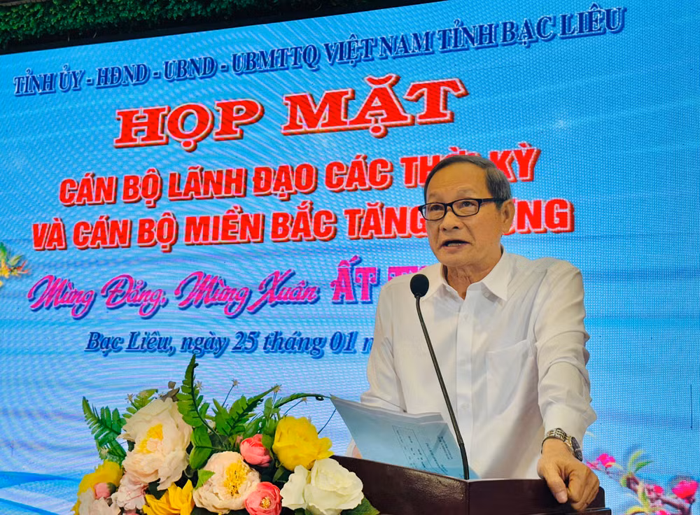 Đồng chí Quản Trọng Ninh, nguyên Thường vụ Tỉnh ủy Bạc Liêu, thay mặt cán bộ hưu trí phát biểu cảm tưởng. (Ảnh: TRỌNG DUY)
