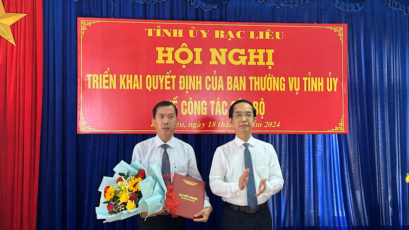 Trao quyết định của Ban Thường vụ Tỉnh ủy Bạc Liêu cho đồng chí Dương Quốc Nhẫn giữ chức Phó ban Tổ chức Tỉnh ủy Bạc Liêu. (Ảnh: TRỌNG DUY) Trao quyết định của Ban Thường vụ Tỉnh ủy Bạc Liêu cho đồng chí Dương Quốc Nhẫn giữ chức Phó ban Tổ chức Tỉnh ủy Bạc Liêu. (Ảnh: TRỌNG DUY)