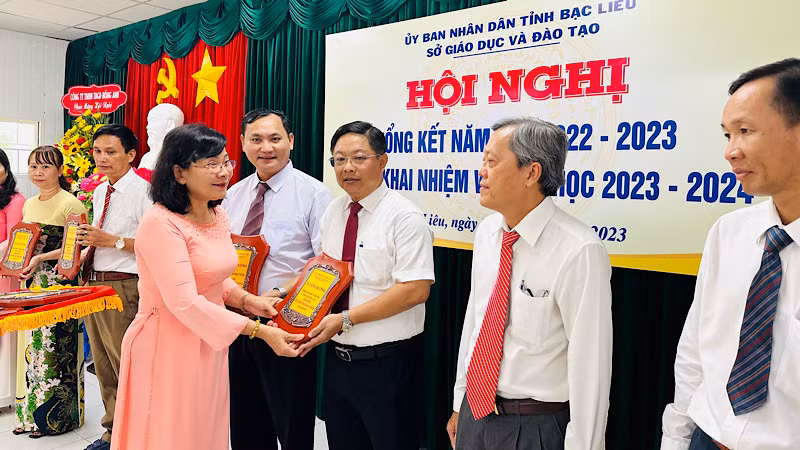 Bạc Liêu tuyên dương những tập thể, cá nhân tiêu biểu xuất sắc trong năm học 2022-2023. (Ảnh Trọng Duy)