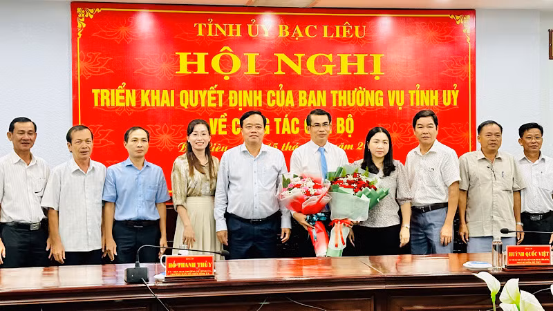 Các đồng chí lãnh đạo tỉnh và lãnh đạo Văn phòng Tỉnh ủy Bạc Liêu chúc mừng đồng chí Hà Tấn Linh được đề bạt, bổ nhiệm giữ chức Chánh Văn phòng Tỉnh ủy. (Ảnh: TRỌNG DUY)