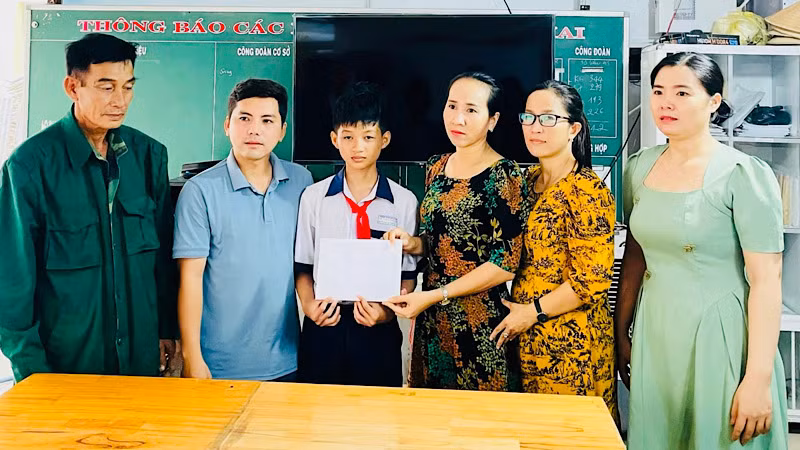 Trao giấy khen và quà học sinh nghèo, học giỏi tại thành phố Bạc Liêu.