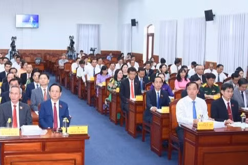 Các đồng chí lãnh đạo chủ chốt tỉnh Bạc Liêu và các địa biểu dự kỳ họp.