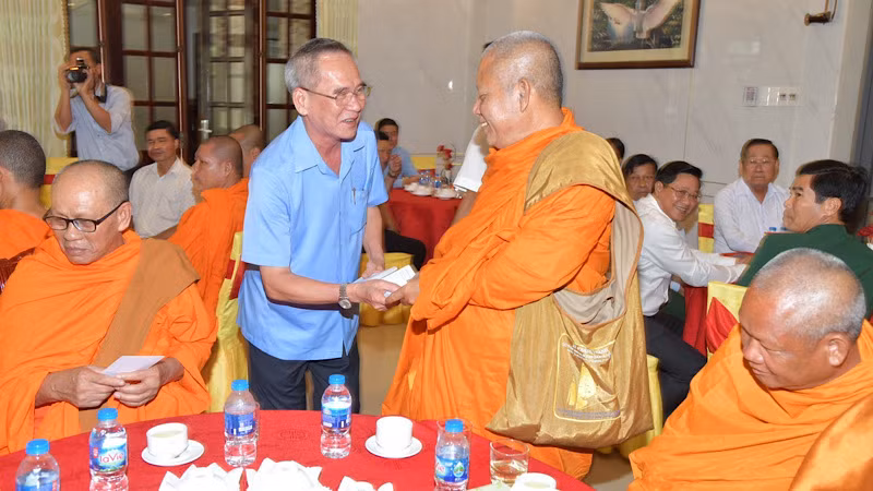 Bí thư Tỉnh ủy Bạc Liêu Lữ Văn Hùng gặp gỡ, tặng quà các chức sắc có uy tín. Bí thư Tỉnh ủy Bạc Liêu Lữ Văn Hùng gặp gỡ, tặng quà các chức sắc có uy tín.