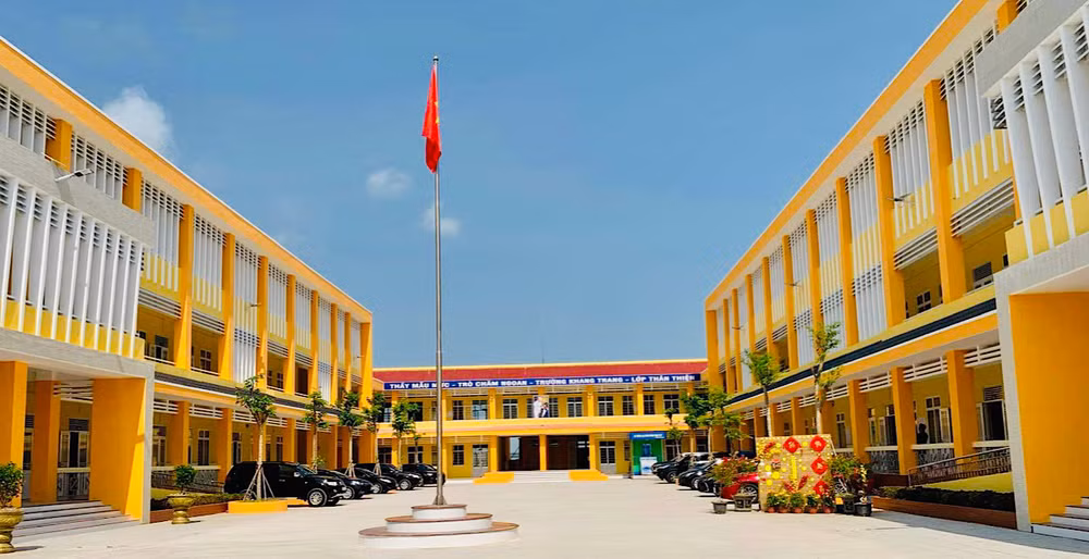 Trường trung học cơ sở Tân Phong là ngôi trường đẹp nhất của thị xã Giá Rai (Bạc Liêu) hiện nay. Ảnh: NGUYỄN VĂN BÌNH Trường trung học cơ sở Tân Phong là ngôi trường đẹp nhất của thị xã Giá Rai (Bạc Liêu) hiện nay. Ảnh: NGUYỄN VĂN BÌNH